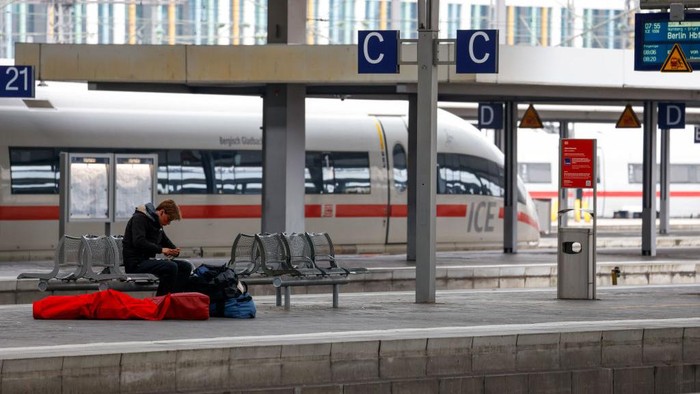 Empty platforms at the main railway station during a strike in Munich, Germany, on Friday, April 21, 2023. German rail passengers face widespread disruptions during their morning commute on Friday after transport union EVG called for a nationwide warning strike, escalating a dispute with Deutsche Bahn AG over pay. Photographer: Michaela Rehle/Bloomberg via Getty Images