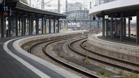 Rel kereta api di sebelah peron kosong di stasiun kereta api utama selama pemogokan di Munich. 