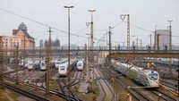 Kereta penumpang yang dioperasikan oleh Deutsche Bahn AG setop beroperasi dan menganggur selama pemogokan di Munich.
