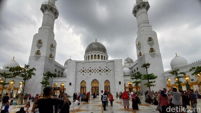 Suasana di Masjid Besar Sheikh Zayed Solo, Jumat (21/4/2023) sore.