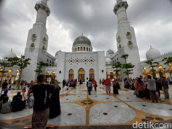 Suasana di Masjid Besar Sheikh Zayed Solo, Jumat (21/4/2023) sore.
