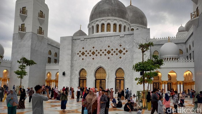 Suasana di Masjid Besar Sheikh Zayed Solo, Jumat (21/4/2023) sore.