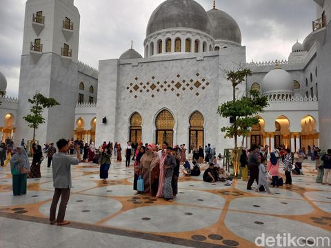 Suasana di Masjid Besar Sheikh Zayed Solo, Jumat (21/4/2023) sore.