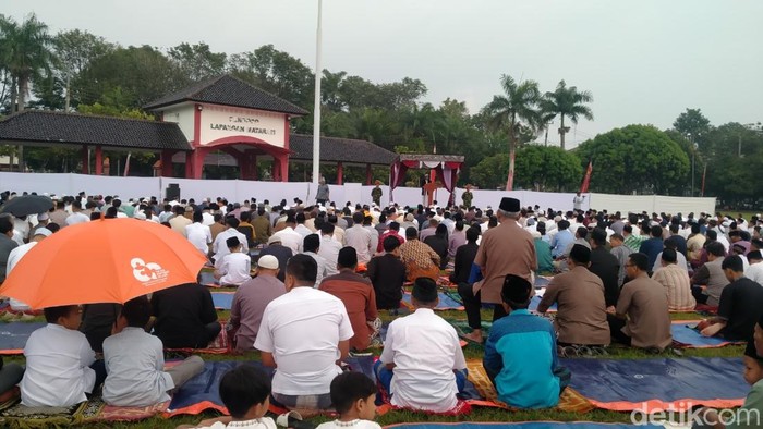 Suasana salat Id di Lapangan Mataram Pekalongan, Jumat (21/4/2023).