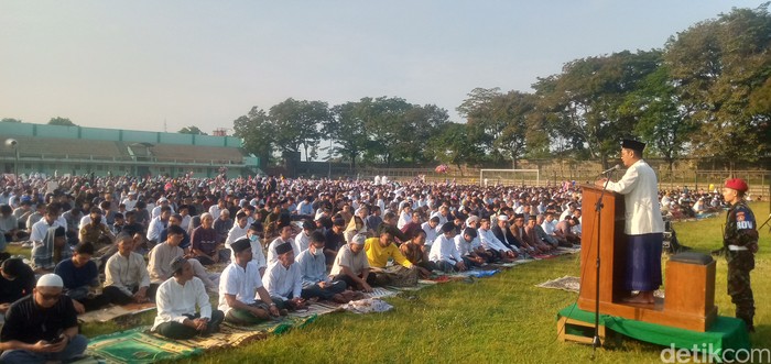 Suasana salat Id di Stadion Trikoyo Klaten, Jumat (21/4/2023).