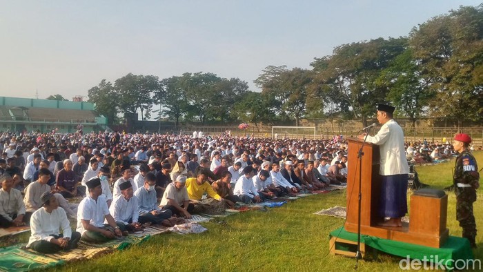 Suasana salat Id di Stadion Trikoyo Klaten, Jumat (21/4/2023).