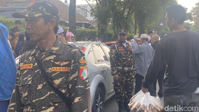 Suasana salat Idul Fitri di Ummi Sukabumi dan saat Banser melakukan pengamanan di lokasi