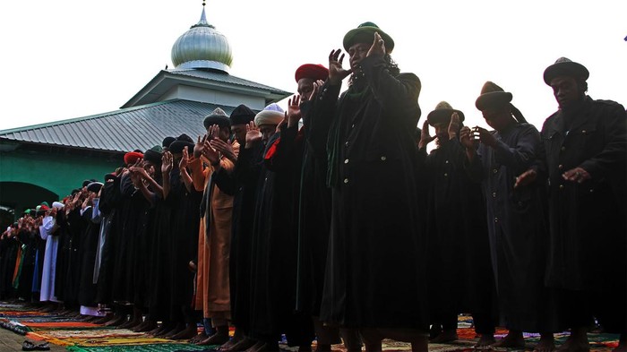 Jamaah An Nadzir melaksanakan Shalat Idul Fitri 1444 H di Kampung Butta Ejayya, Kabupaten Gowa, Sulawesi Selatan, Jumat (21/4/2023). Jamaah An Nadzir merayakan Idul Fitri 1444 H lebih awal berdasarkan pengamatan tanda alam seperti air pasang laut dan pergerakan bulan sementara pemerintah menetapkan Lebaran Idul Fitri 1444 H jatuh pada Sabtu (22/4/2023). ANTARA FOTO/Arnas Padda/rwa.