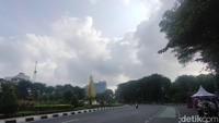 Salah satu ruas protokol Surabaya, Jalan Panglima Sudirman, tampak sepi dari kendaraan, Jumat (21/4/2023). Foto: Praditya Fauzi Rahman/detikJatim