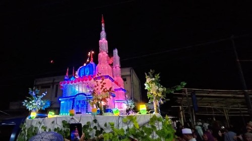 Miniatur masjid dari kumpulan botol bekas di pawai takbiran Lombok Tengah, Jumat (21/4/2023).