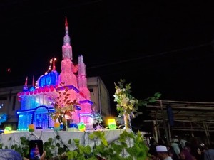 Miniatur Masjid dari Botol Bekas di Pawai Takbiran Lombok Tengah