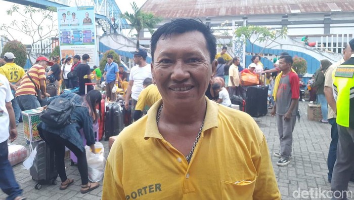 Toni, seorang porter di Pelabuhan Belawan. (Foto: Raja Sinaga)
