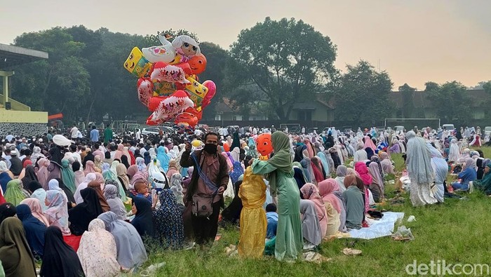 Ujang menjajakan balon karakter yang dijualnya di Cimahi, Jumat (22/4/2023).