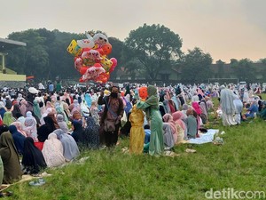 Berkah Pedagang Balon Saat Lebaran di Cimahi