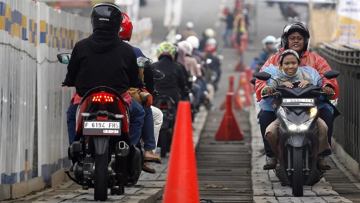 Sejumlah pemudik motor melintasi jembatan darurat di jalan raya utama Bogor-Sukabumi, Cikreteg, Kabupaten Bogor, Jawa Barat, Jumat (21/4/2023). Akses utama jalur Bogor-Sukabumi melalui Jembatan Cikereteg masih diperbaiki hingga saat ini, sehingga jembatan tersebut hanya bisa dilalui oleh sepeda motor. ANTARA FOTO/Yulius Satria Wijaya/rwa.