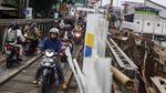 Uji Nyali, Mudik Lewat Jembatan Darurat Cikreteg