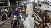 Jembatan tersebut hanya bisa dilalui sepeda motor karena masih dalam proses perbaikan.