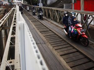 Uji Nyali, Mudik Lewat Jembatan Darurat Cikreteg