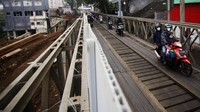 Sejumlah pemudik motor melintasi jembatan darurat di jalan raya utama Bogor-Sukabumi, Cikreteg, Kabupaten Bogor, Jawa Barat, Jumat (21/4/2023).