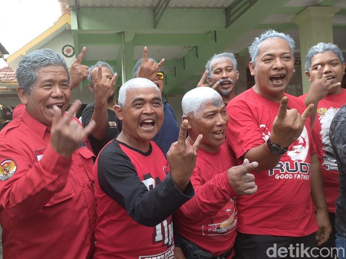 Usai pengumuman Ganjar Pranowo sebagai capres dari PDIP, sejumlah kader PDIP Kota Solo mengecat rambut mereka dengan warna putih di Kantor DPC PDIP Kota Solo, Jumat (21/4/2023).