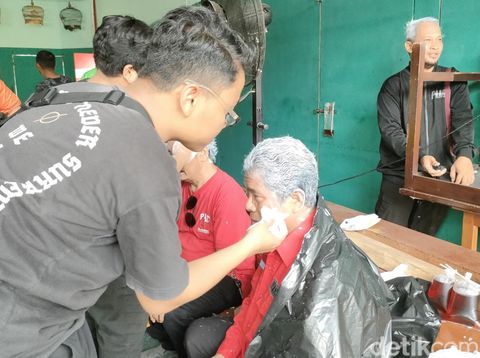 Usai pengumuman Ganjar Pranowo sebagai capres dari PDIP, sejumlah kader PDIP Kota Solo mengecat rambut mereka dengan warna putih di Kantor DPC PDIP Kota Solo, Jumat (21/4/2023).