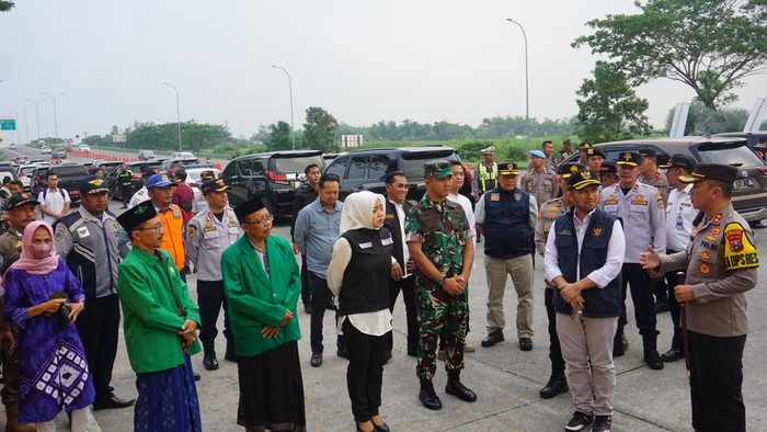 Wagub Jatim Emil Dardak cek Posyan Polres Mojokerto Kota di Exit Penompo, Tol Sumo