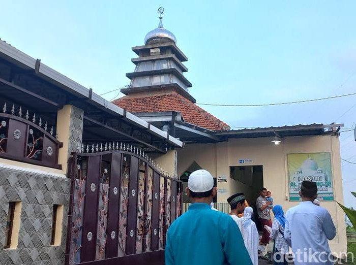 Warga hendak menunaikan salat Id di Masjid Al Maming 20 yang dibangun di atas lahan wakaf dari tukang becak bernama Sukino (50) di Dusun Ceplukan, Desa Wonorejo, Kecamatan Gondangrejo, Kabupaten Karanganyar, Jumat (21/4/2023).