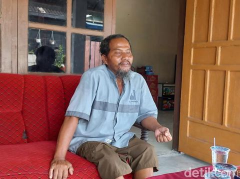 Warga hendak menunaikan salat Id di Masjid Al Maming 20 yang dibangun di atas lahan wakaf dari tukang becak bernama Sukino (50) di Dusun Ceplukan, Desa Wonorejo, Kecamatan Gondangrejo, Kabupaten Karanganyar, Jumat (21/4/2023).