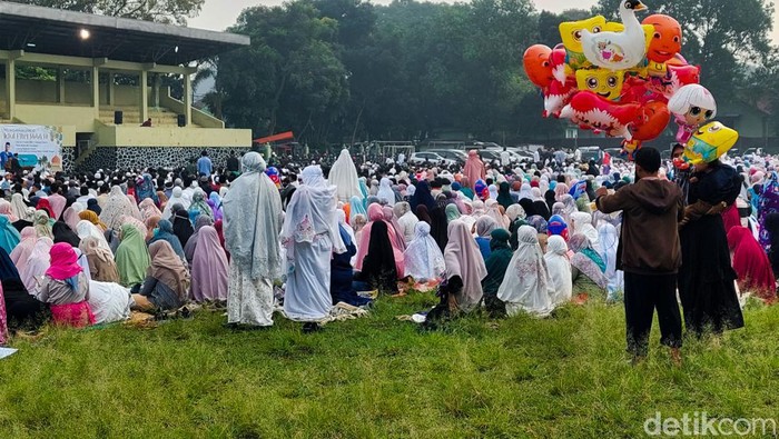 Warga Muhammadiyah di Cimahi melaksanakan salat id di Lapangan Stadion Sangkuriang Warga Muhammadiyah di Cimahi melaksanakan salat id di Lapangan Stadion Sangkuriang