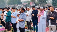 Salat Idulfitri dimulai pukul 07.00 WIB diawali dengan takbir yang dilantunkan jemaah yang hadir.