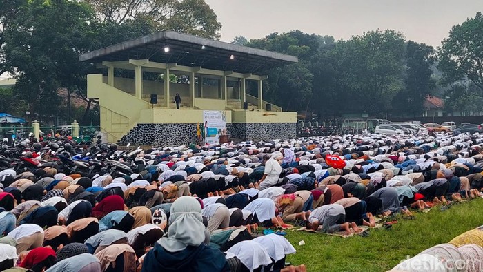 Khusyuknya Salat Id Warga Muhammadiyah Cimahi Di Lapangan Rajawali