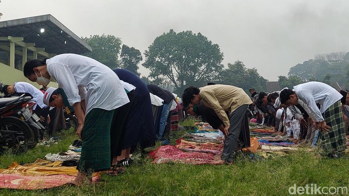 Warga Muhammadiyah di Cimahi melaksanakan salat id di Lapangan Stadion Sangkuriang Warga Muhammadiyah di Cimahi melaksanakan salat id di Lapangan Stadion Sangkuriang