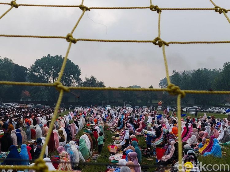 Khusyuknya Salat Id Warga Muhammadiyah Cimahi di Lapangan Rajawali