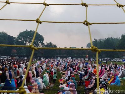 Khusyuknya Salat Id Warga Muhammadiyah Cimahi di Lapangan Rajawali