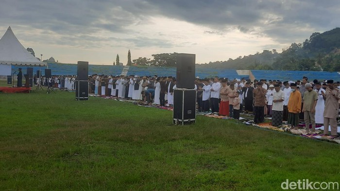 Warga Muhammadiyah Mamuju, Sulawesi Barat (Sulbar) melaksanakan salat Idul Fitri 1444 H di Lapangan Stadion Manakarra.