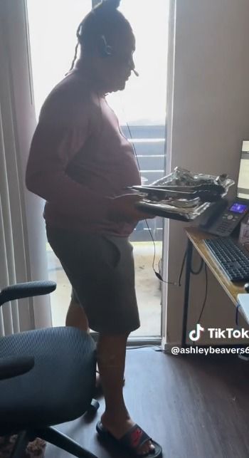Kocak! Customer Service Ini Sibuk Masak BBQ Sambil Bekerja