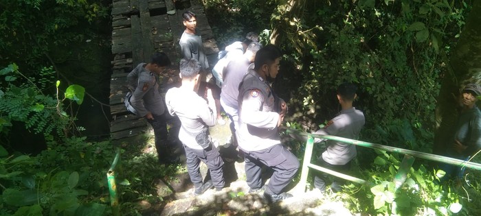 WNA lansia asal Jerman jatuh dari tebing di air terjun Kerta Gangga, Lombok Utara. Akibatnya, ia mengalami patah tulang.