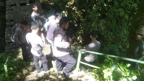 WNA lansia asal Jerman jatuh dari tebing di air terjun Kerta Gangga, Lombok Utara. Akibatnya, ia mengalami patah tulang.