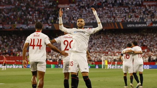 Soccer Football - Europa League - Quarter Final - Second Leg - Sevilla v Manchester United - Ramon Sanchez Pizjuan, Seville, Spain - April 20, 2023 Sevillas Youssef En-Nesyri celebrates scoring their first goal REUTERS/Marcelo Del Pozo