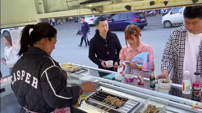 YouTuber asal Indonesia jualan kuliner nusantara di China