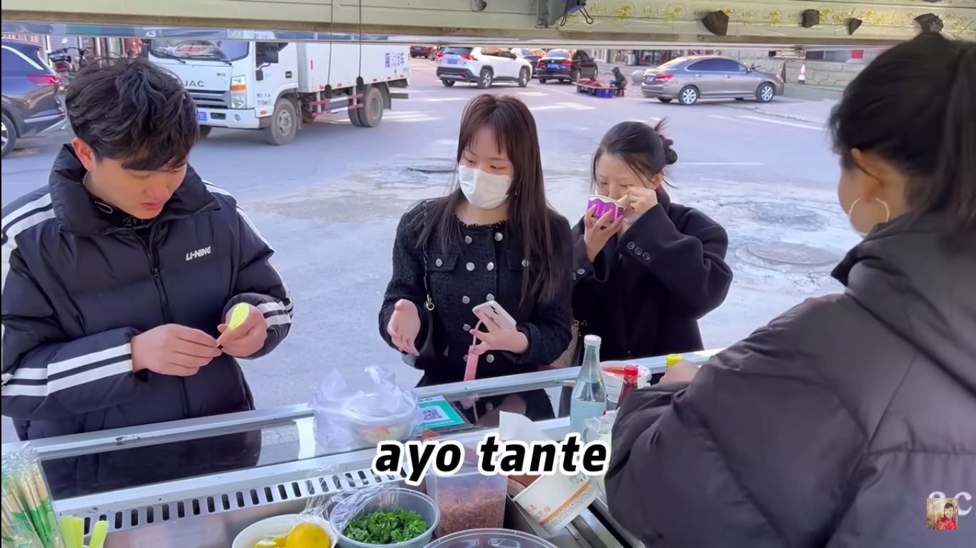 YouTuber asal Indonesia jualan kuliner nusantara di China
