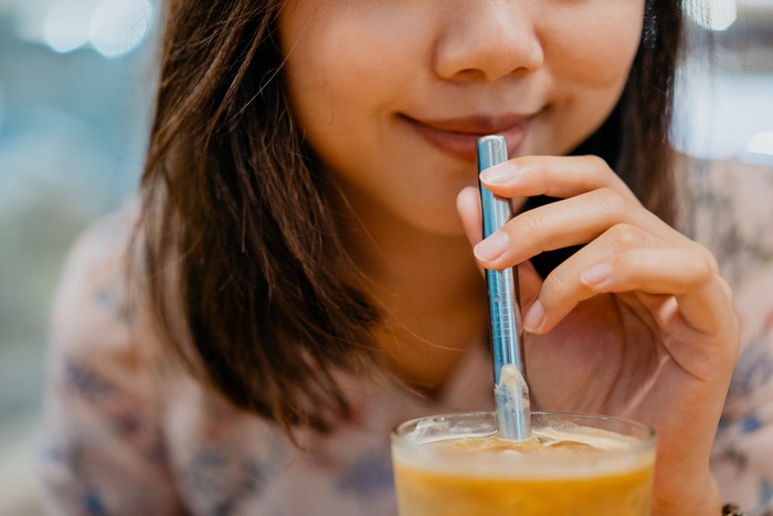 3 Tips Minum Kopi Agar Gigi Tak Kuning dan Berlubang dari Dokter Gigi
