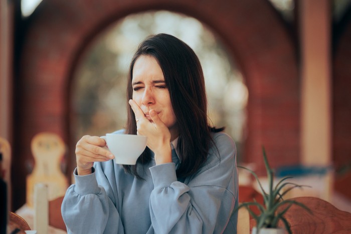3 Tips Minum Kopi Agar Gigi Tak Kuning dan Berlubang dari Dokter Gigi