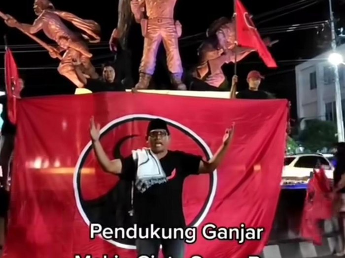 Aksi pendukung Ganjar pasang bendera PDIP di Tugu Pancasila Blora, Jumat (21/4/2023).