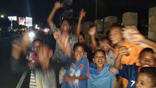 Anak-anak antusias menyambut Presiden Joko Widodo yang tiba di Bandar Udara Komodo, Labuan Bajo, Manggarai Barat, NTT, Sabtu (22/4/2023). (Foto: Ambrosius Ardin/detikBali)