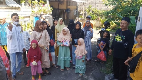 Anak-anak di lingkungan Banjar Tunggal Sari mengikuti tradisi Malaidinan atau pada daerah lain di Bali disebut Kamratan saat Idul Fitri 1444 Hijriah, Sabtu (22/4/2023). (chairul amri simabur/detikBali)