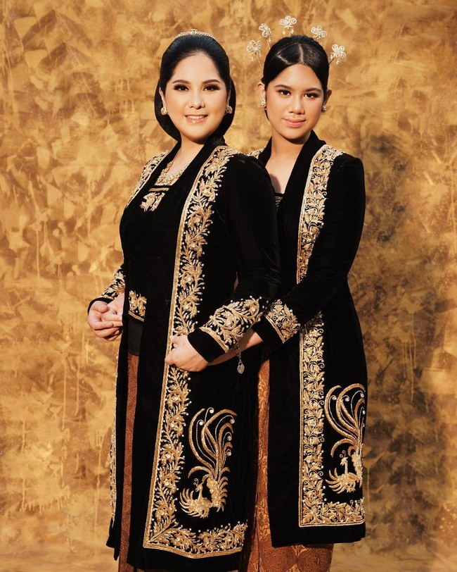 Dalam momen memperingati Hari Kartini yang jatuh hampir berbarengan dengan Lebaran 2023, Annisa juga sempat mengunggah foto bersama Almira. Bak pinang dibelah dua, keduanya berkebaya keratonan dengan material beludu hitam nan mewah yang sukses memancarkan pesona. (Foto: Instagram @annisayudhoyono)