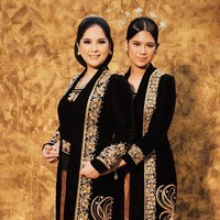 Dalam momen memperingati Hari Kartini yang jatuh hampir berbarengan dengan Lebaran 2023, Annisa juga sempat mengunggah foto bersama Almira. Bak pinang dibelah dua, keduanya berkebaya keratonan dengan material beludu hitam nan mewah yang sukses memancarkan pesona. (Foto: Instagram @annisayudhoyono)