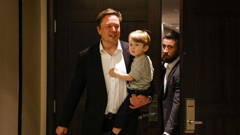 X diucapkan seperti huruf X dan AE dibaca seperti ash, lalu A (/ei/) twelve (/twelv/), kata Musk mengenai bagaimana cara mengeja nama anaknya yang unik yang dibaca Xasha Twelve. Foto: Bloomberg via Getty Images/Bloomberg