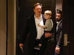 Potret Elon Musk Gendong Anaknya X AE A-XII ke Mana-mana